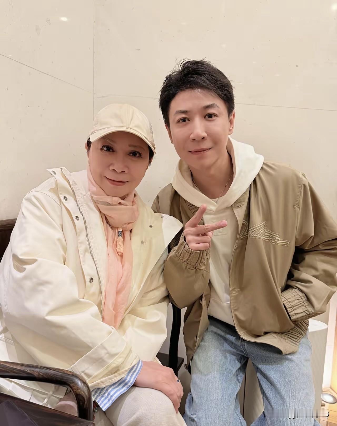 张维伊给自己认了一个干妈，以前咋没发现他和蔡明老师这么相像啊，鼻子和眼睛简直一模