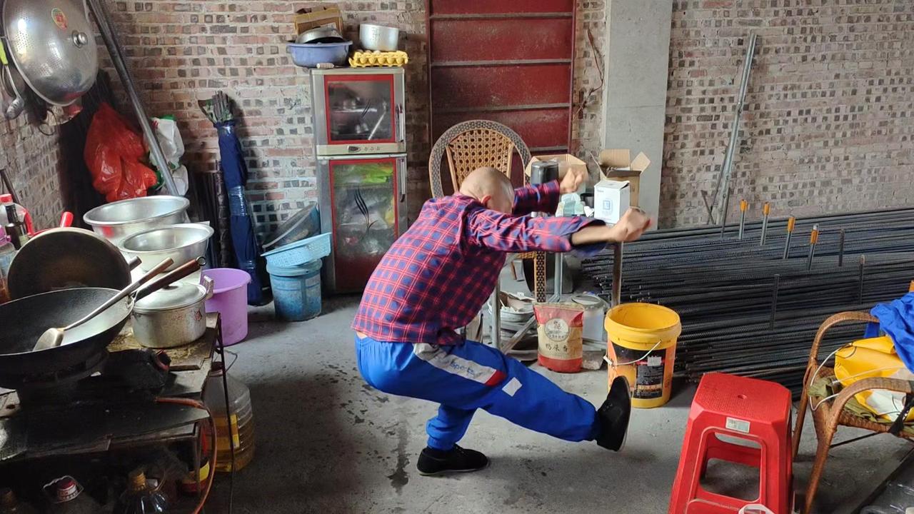 2️⃣解决方向：先从靠墙单腿蹲开始练起，找到身体平衡的感受，同时慢慢加入核心收紧