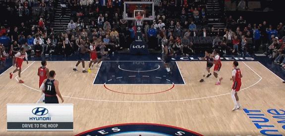 哈登这个传球太精准了，在快船和奇才的比赛中哈登有一个精准的传球，这个传球联盟很少