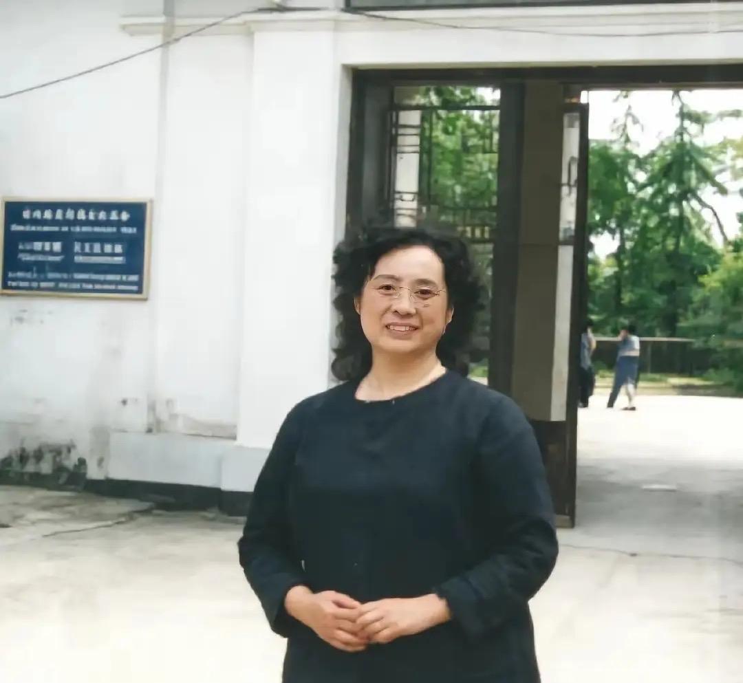 90年代，李宗仁遗孀胡友松在李宗仁纪念馆前，留下的一张照片。她是李宗仁先生的最后