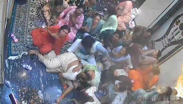 24名印度变性人喝地板清洁剂求救，背后真相让人心疼！

想象一下，24个生命手握