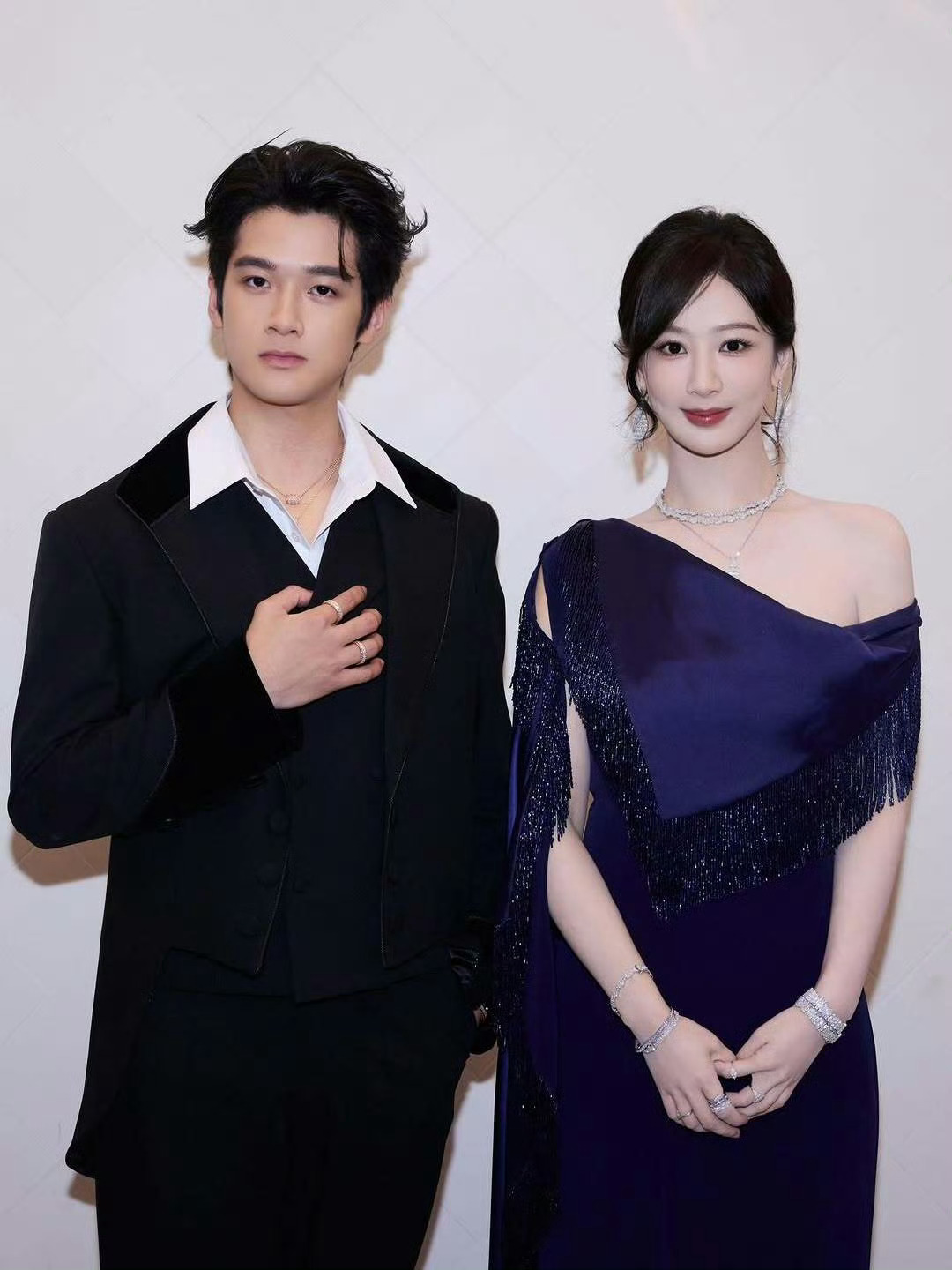 庞钦宇杨紫合照庞钦宇ins晒与杨紫合照 庞钦宇ins晒与杨紫合照📸 好养眼的画