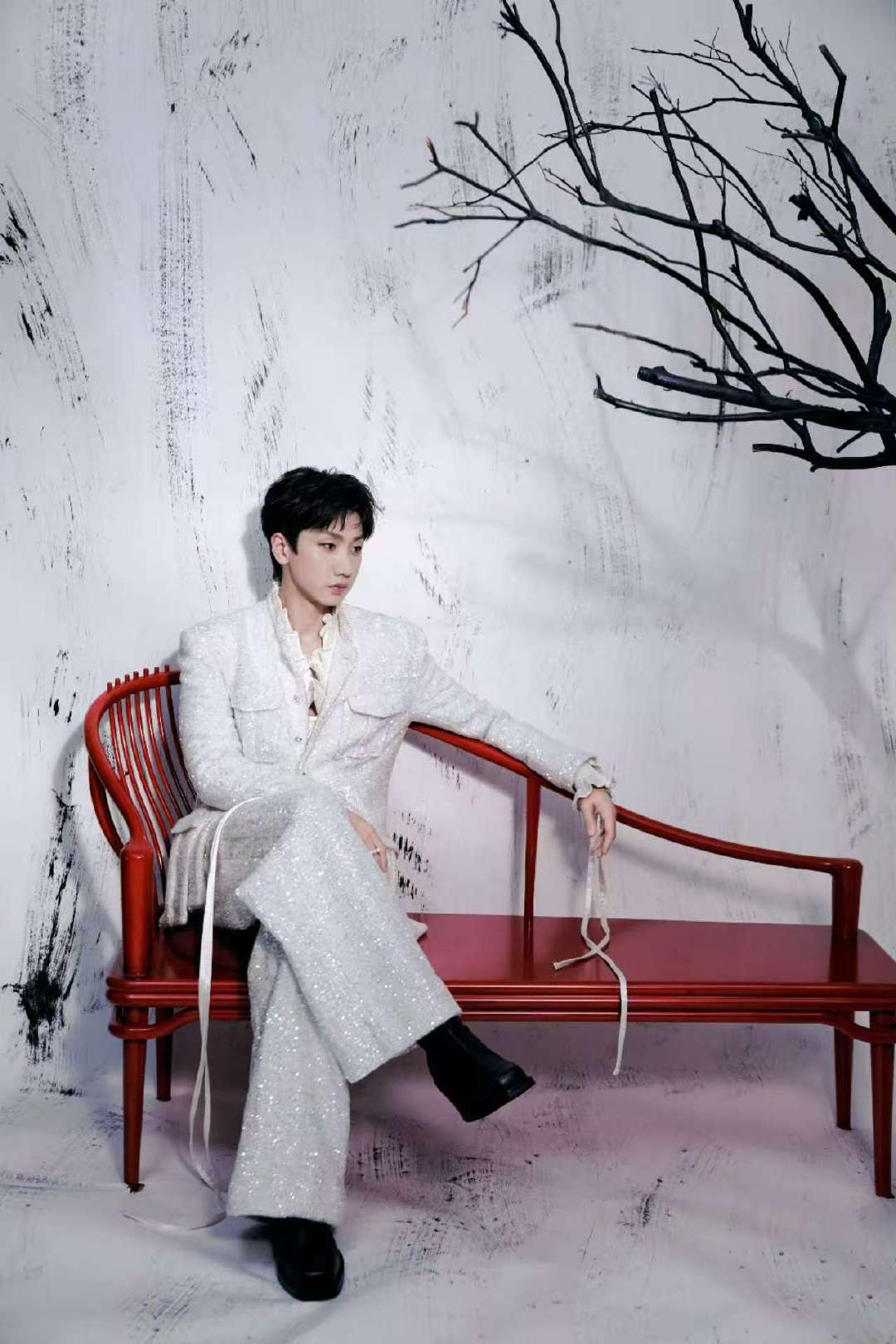 汪苏泷星辰闪耀汪苏泷共创之夜造型汪苏泷共创之夜造型太绝！一身闪白套装，搭配冷调背