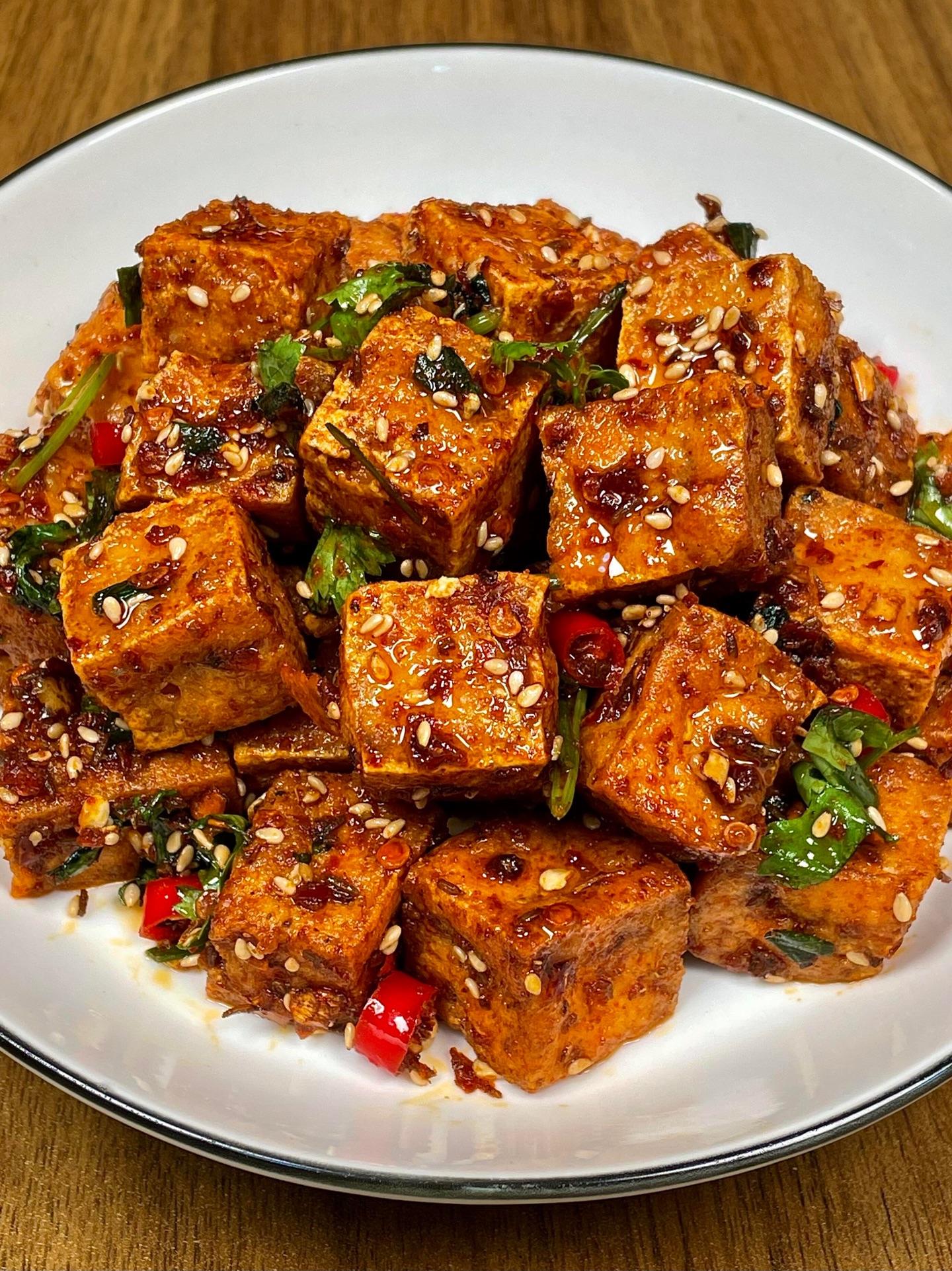 脆皮豆腐，一出锅就香迷糊了。外酥里嫩的豆腐，裹上酱料真的巨巨好吃！一出...