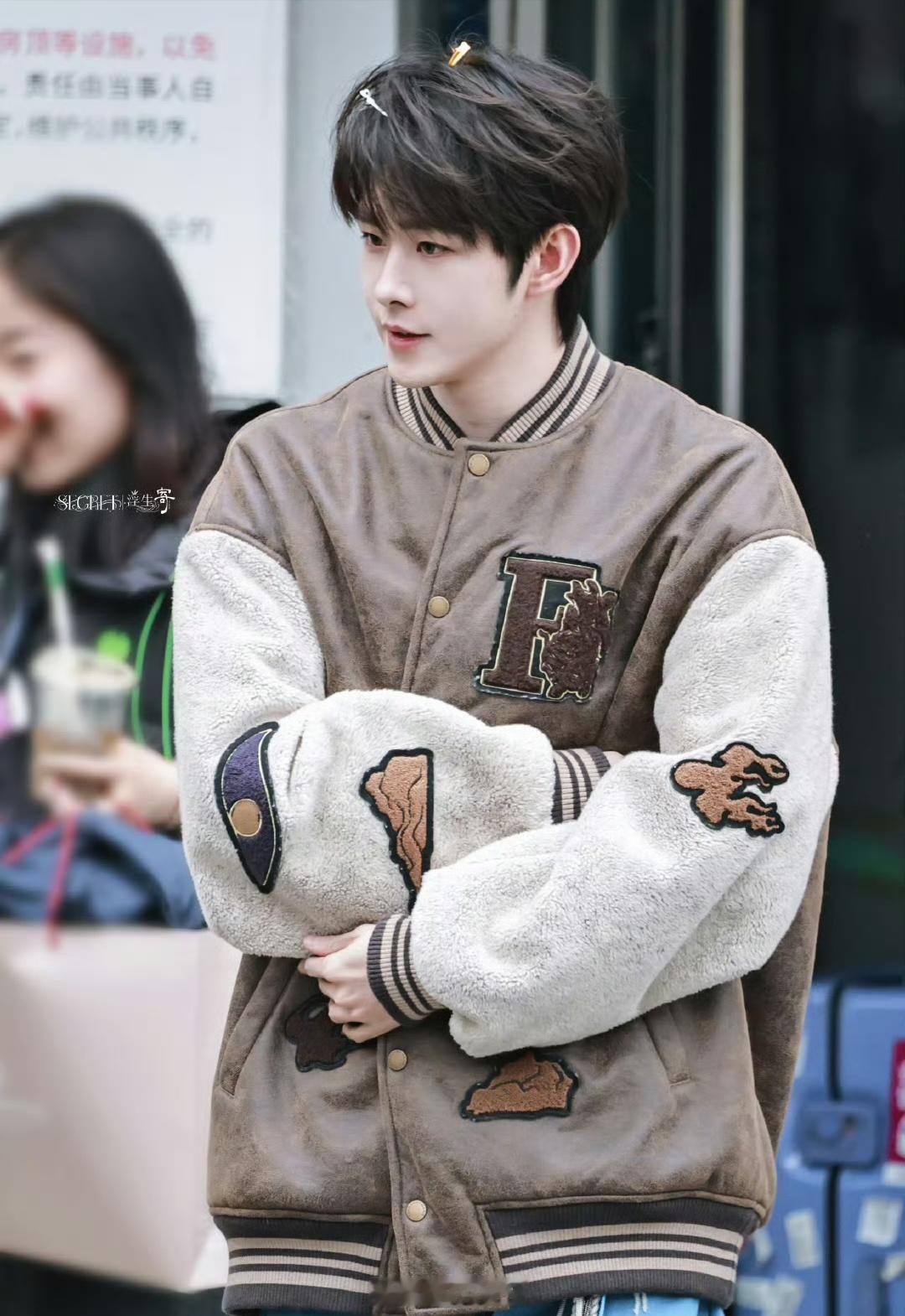 田嘉瑞综艺上班饭拍路透，棒球服完美演绎了什么是少年感与时尚力的化学反应。太帅了！