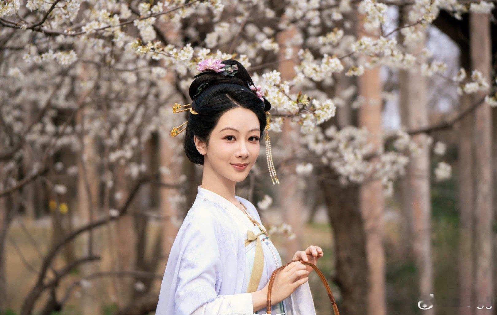 杨紫就是最适合唐装的女演员呀，长相就有福气，气质更是雍容华贵，形神兼备！  