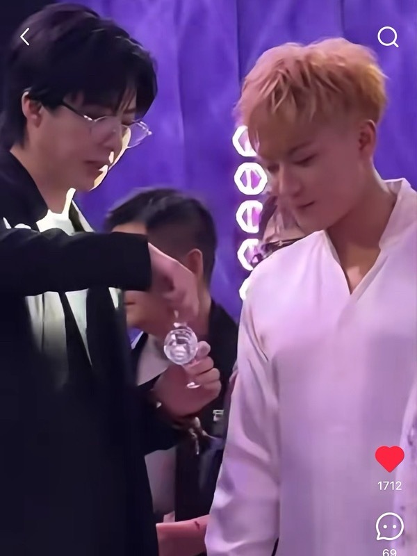 刘宇宁陪黄子韬敬酒哈哈哈哈哈不愧是一起打网游的，记得刘宇宁说他和黄子韬两个人玩游