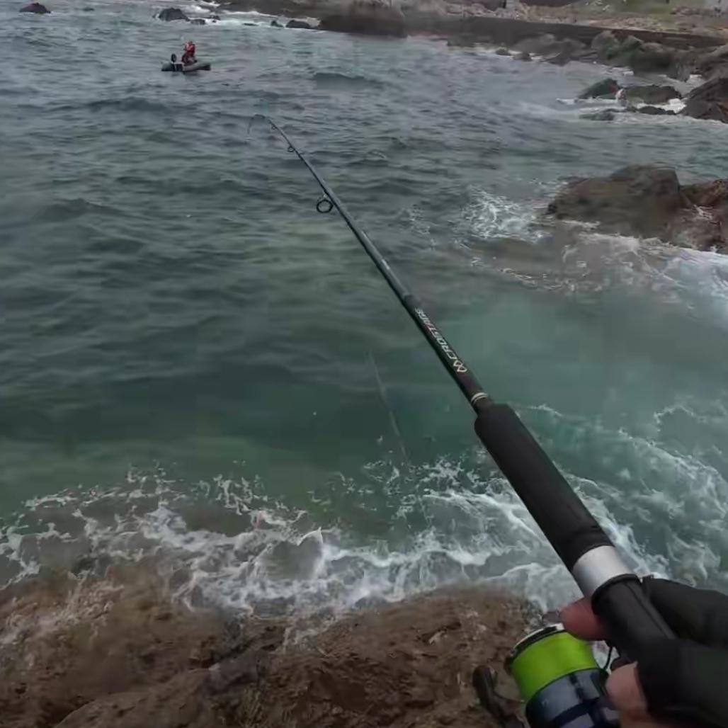 青岛海域突发！橡皮艇被大浪冲翻，男子离岸越来越远！青岛钓友紧急甩竿 “钓” 回