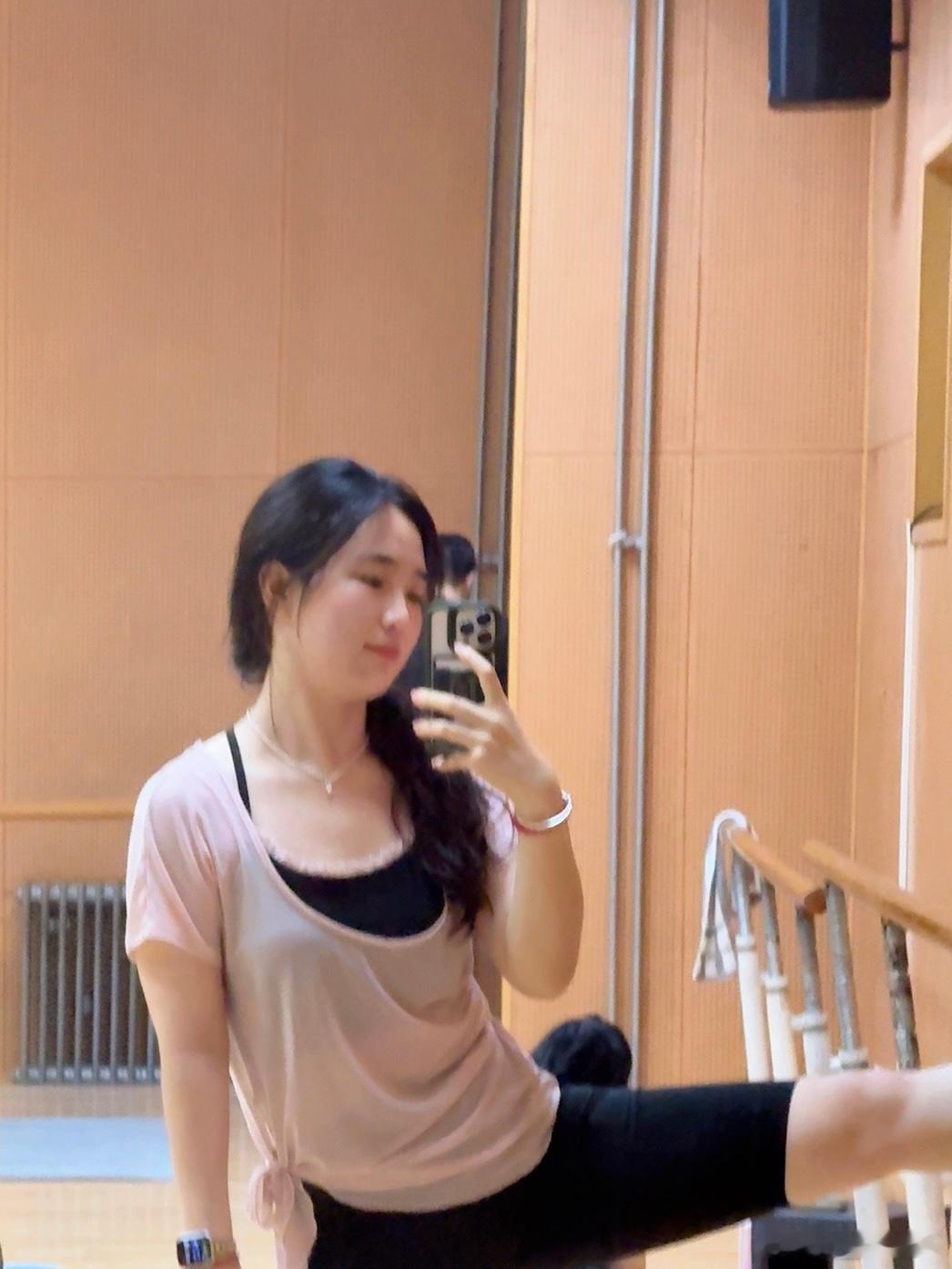 芙的日常“第一次是朋友带着我去的，我平时根本不碰这些东西的，我还问他这个东西不上