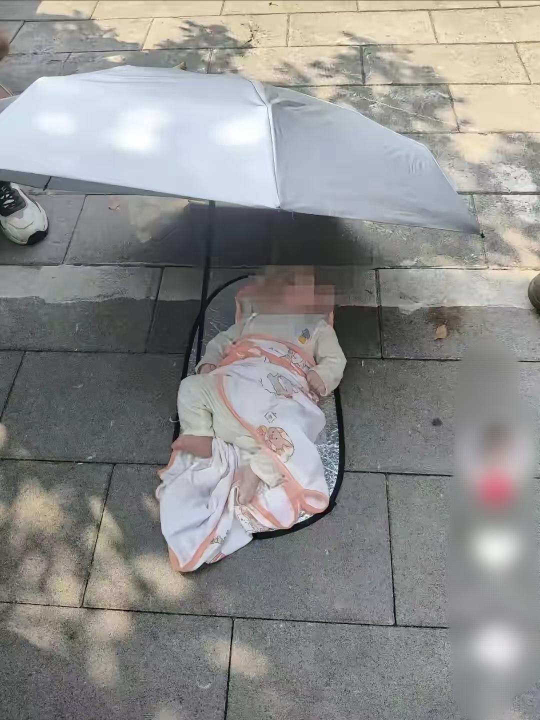 8月14日，福州福利院门口，丢着一个刚出生的女婴，穿的还挺好看，旁边还放了一个遮