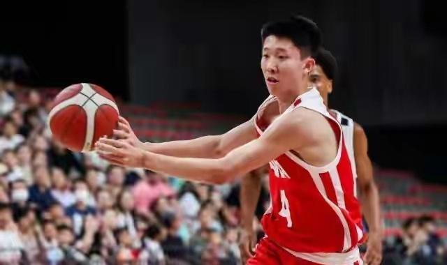 李群：张宇辰10月去美国上高中，短期目标冲击NCAA。
我怎么感觉似曾相识呢，难