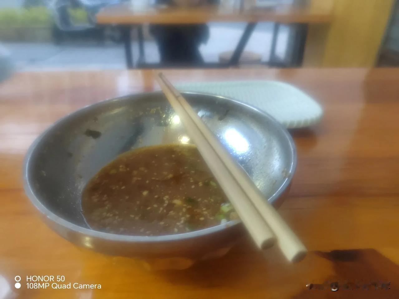 “衣尚”是一卖衣店的店名。