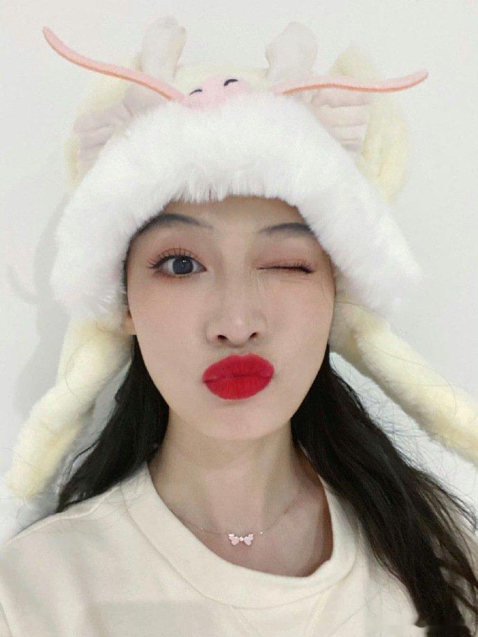 #谁给李沁画的唇妆# 啊？刚看到：谁画的妆 美女明明很漂亮！淡妆就是邻家女孩，也