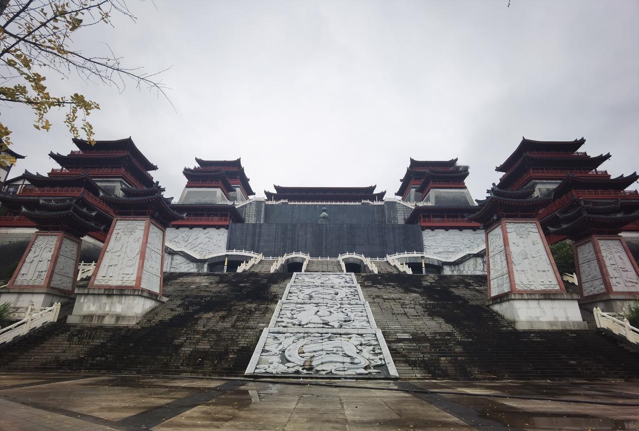 作为销售老油条，我有话要说，
看到如此宏伟的建筑，开车过去了也还得掉个头回来拍个