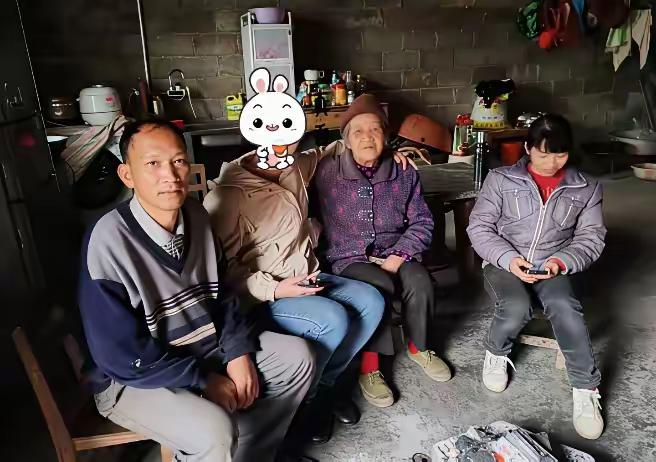 1980年，湖南7岁女孩不幸被拐走。谁料，几年后，她在湖北养母家吃剁椒和糍粑时，