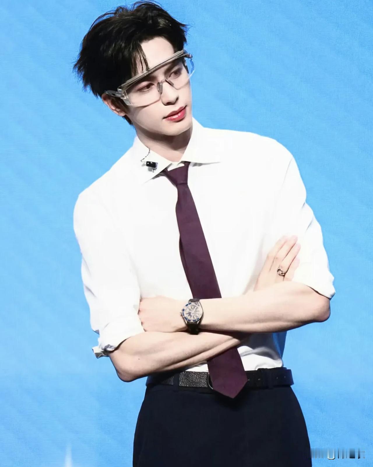 宋威龙帅的太高级了，雕塑般的脸，毋庸置疑的帅，有的人可以不喜欢他，但不能质疑他的