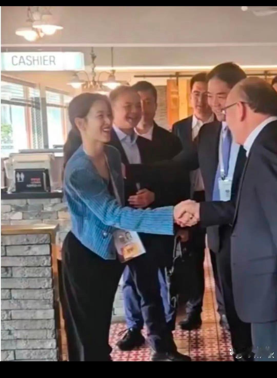 刚结婚那几年没啥动静可能就是忙着生娃带娃了，现在孩子大了小娇妻也是开始自己搞事业