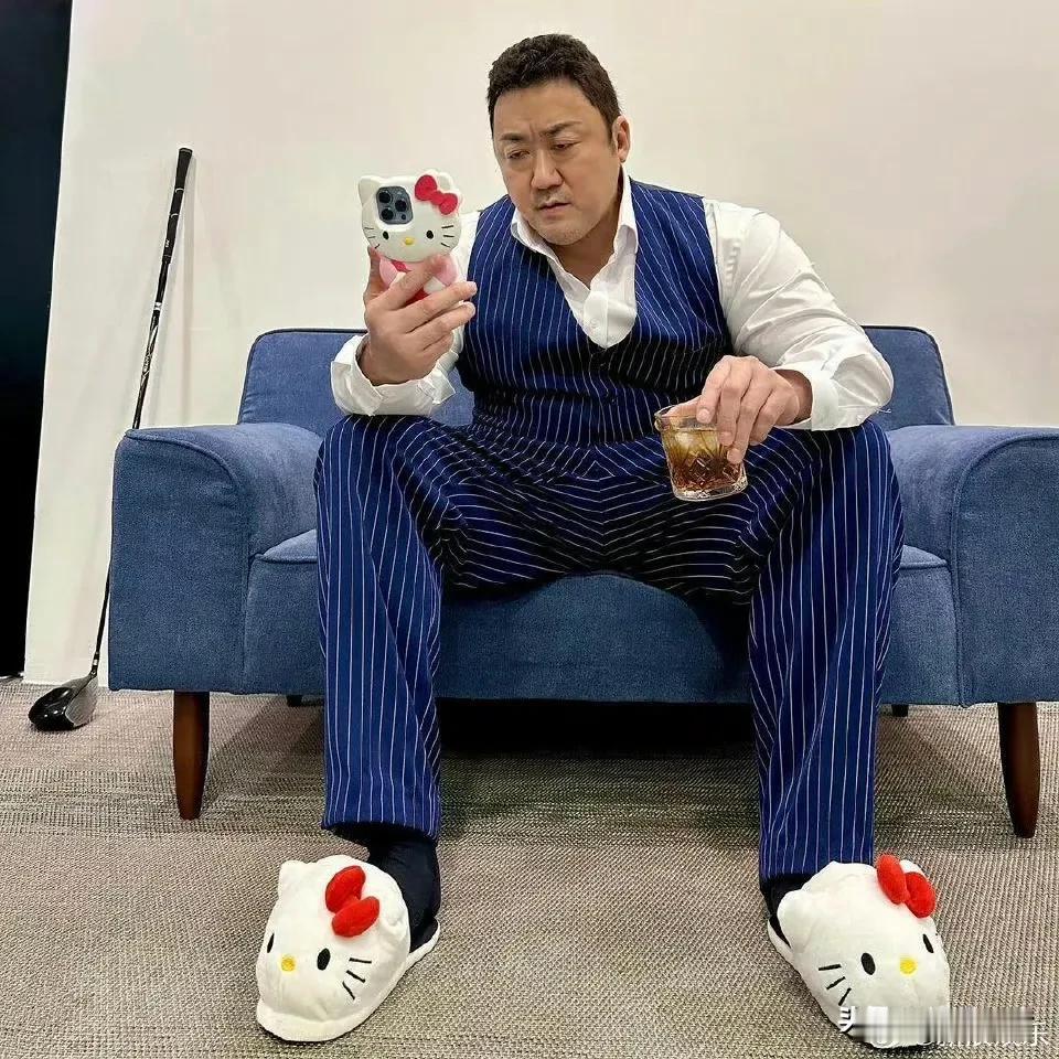 马东锡，令人意想不到！他满脸严肃，却穿helloKitty拖鞋、用helloKi