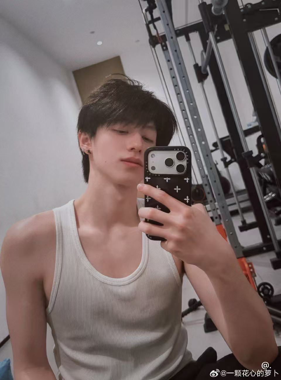 朱志鑫高会晒健身照 朱志鑫高会晒对镜拍 素颜如此嫩 