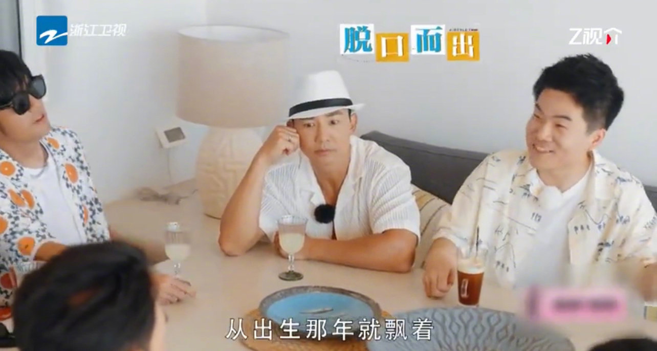 董宇辉用周杰伦歌词科普董宇辉用周杰伦的歌曲《晴天》讲圣托里尼为什么适合拍照，因为