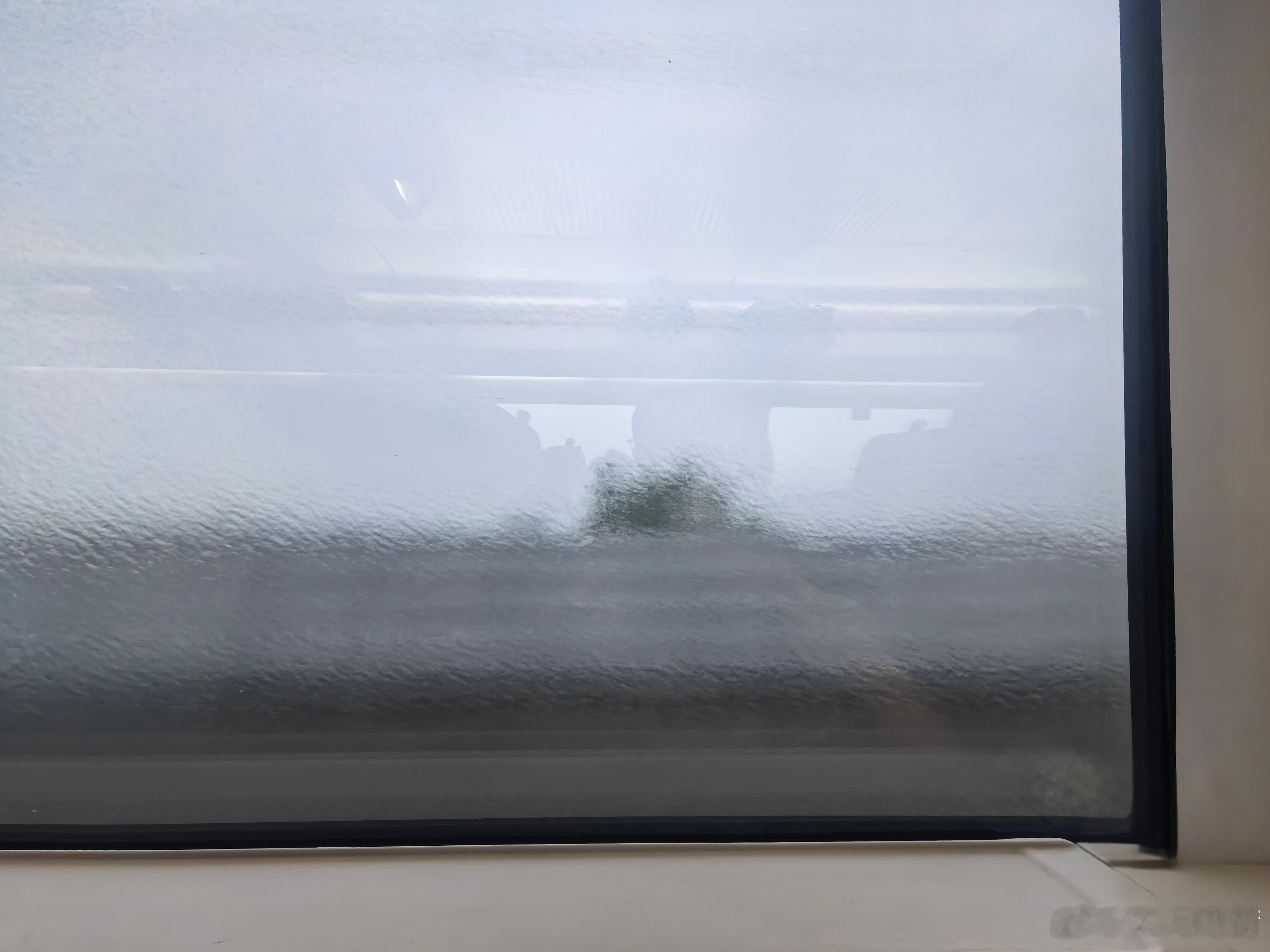 去杭州的路上，高铁玻璃这层雨雾还挺好看。 ​​​