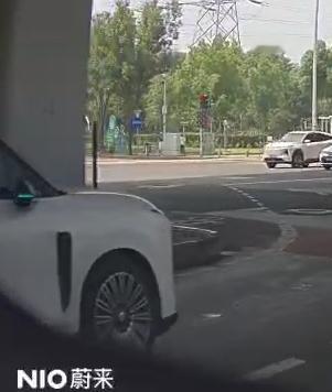 路上遇到的3代ES8，开小蓝灯的很多，不限于高速，城区的能见度也很高，说明大家都