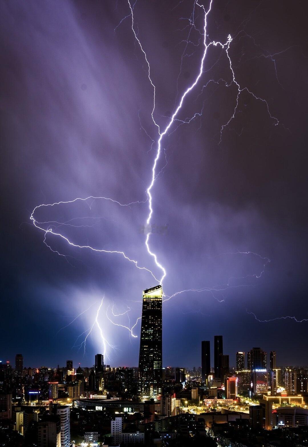 沈阳最高的大楼，市府恒隆被闪电劈中
今晚的雷电是有些怪异