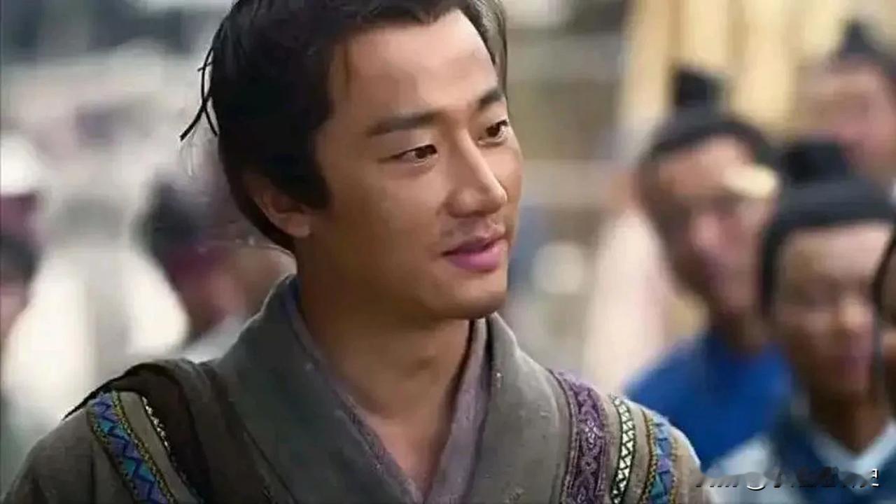 公元前284年，正在柴房咬着牙挥汗如雨劈柴男仆，突然停下了，头伸出窗外，向芳香的