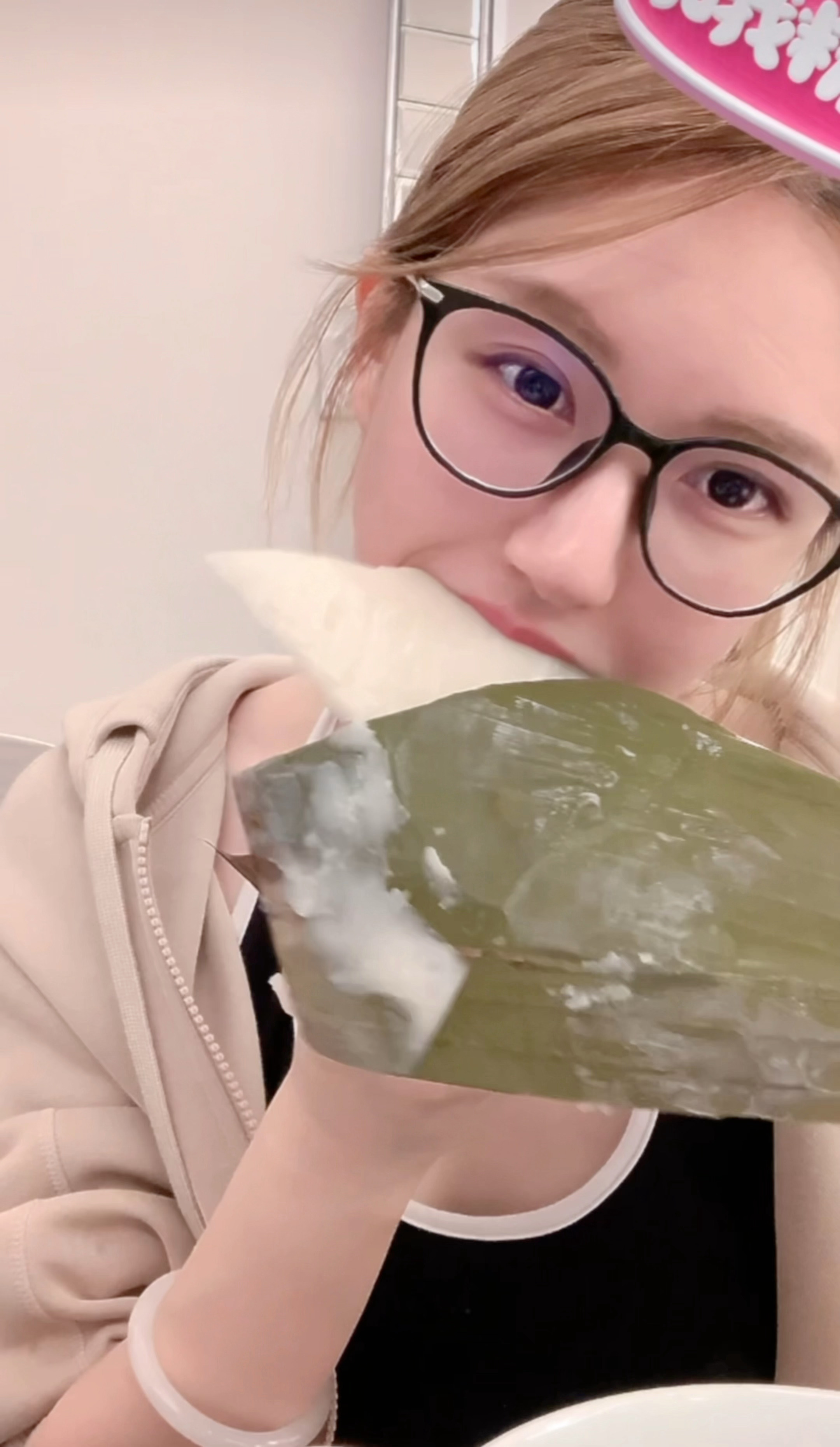 我的老天爷我急求这个糯叽叽的东西！这是什么！赵露思女士吃的我要馋死了[淡淡的] 