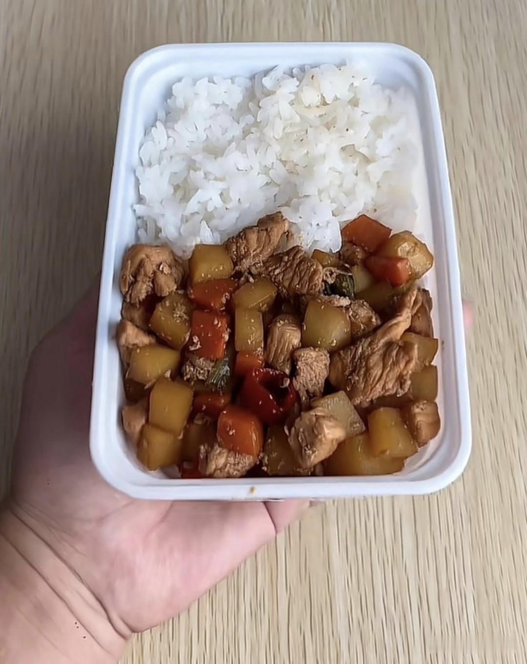 我家也干过这事，曾经老丈人自己烙的馅饼，用塑料袋装着让带回去，到家往冰箱放时发现