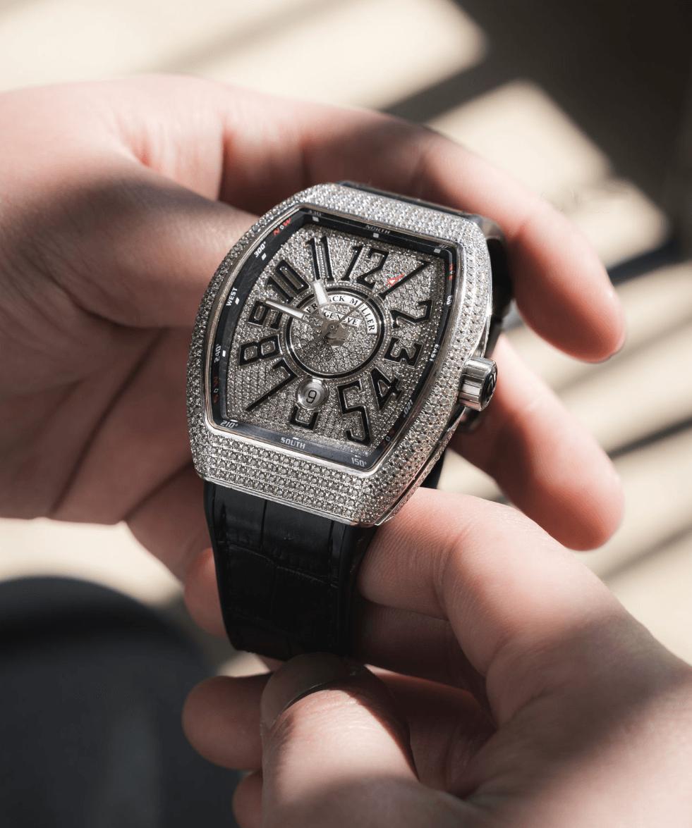 【门槛极低的一只满钻腕表】一说满钻腕表，我们总会和奢华绑定在一起，钻石给的尊贵气