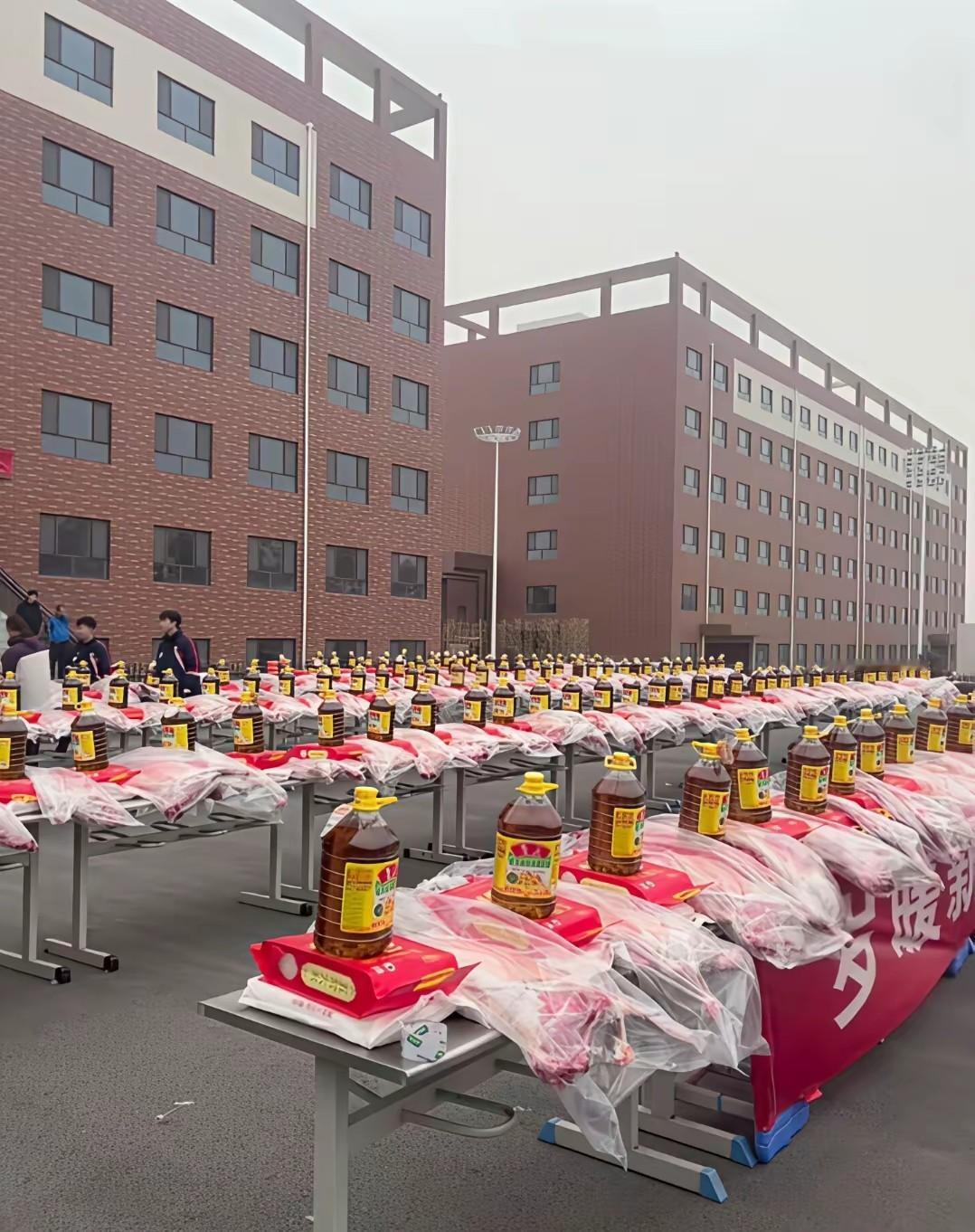 半只羊上热搜，

老师真领了？

榆林教育圈静悄悄。


有人说榆林哪所中学过年