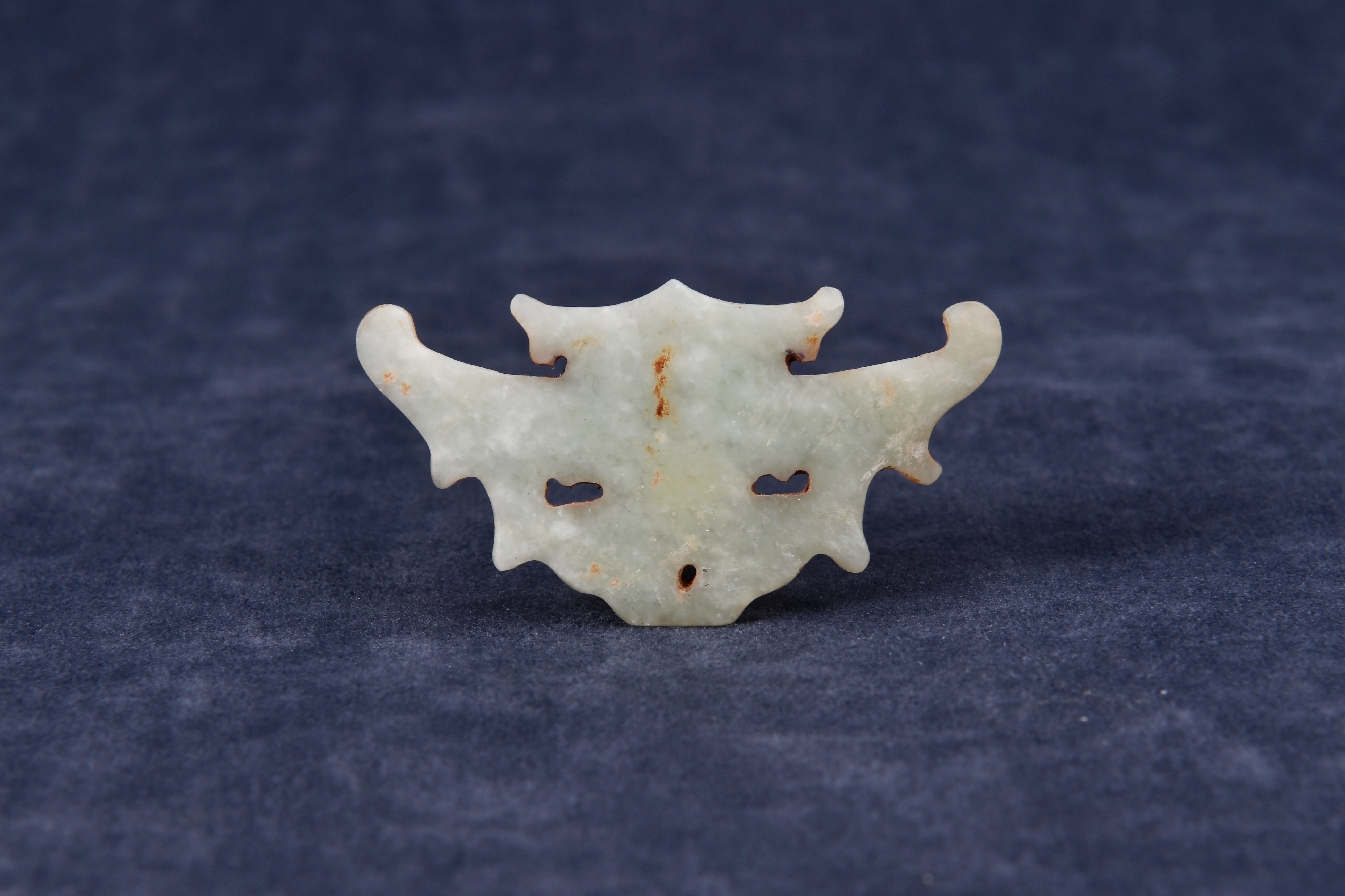 山西襄汾陶寺遗址博物馆藏陶寺文化(公元前2300-前1900年)的玉兽面 