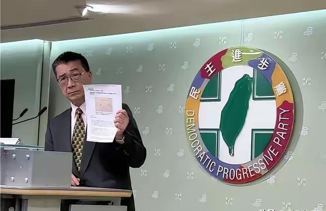 民进党秘书长徐国勇今天拿出蒋介石的手谕反击国民党，他说老蒋都承认台湾是托管地。