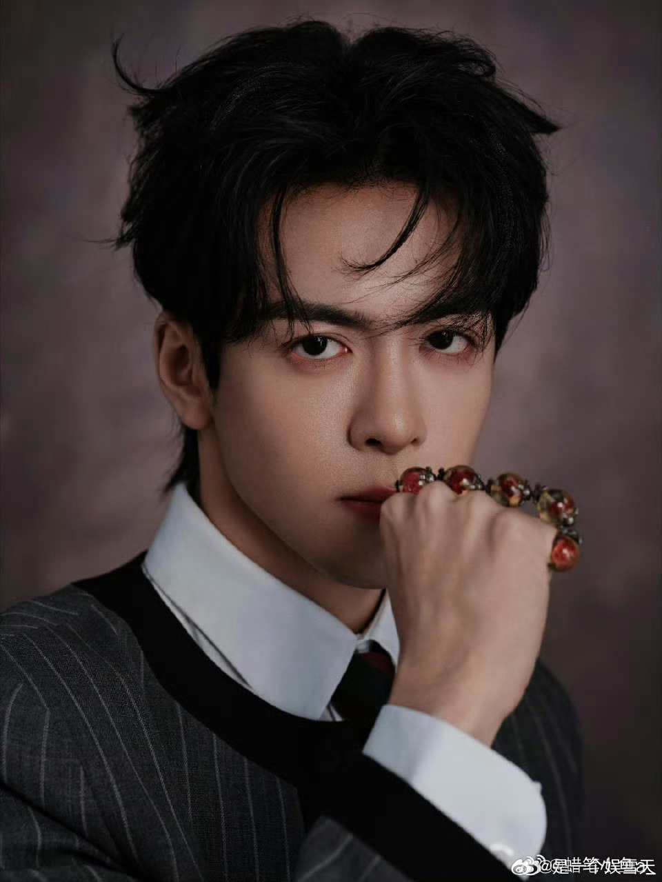 曾舜晞追剧团带着十二念佛珠追剧团造型氛围感拉满，曾舜晞佩戴十二念佛珠亮相，温润清