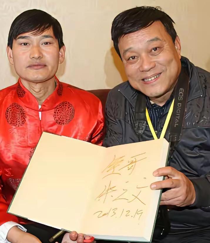 微头条日记

网上热议朱之文的字算不算书法，看到一幅作品，分辨不清写的是“全哥”