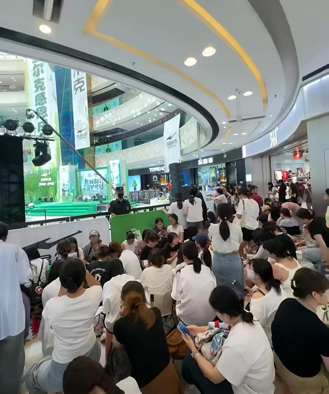 于适今日成都线下活动于适今日成都鸿星尔克线下活动于适今日成都线下活动，人好多，[