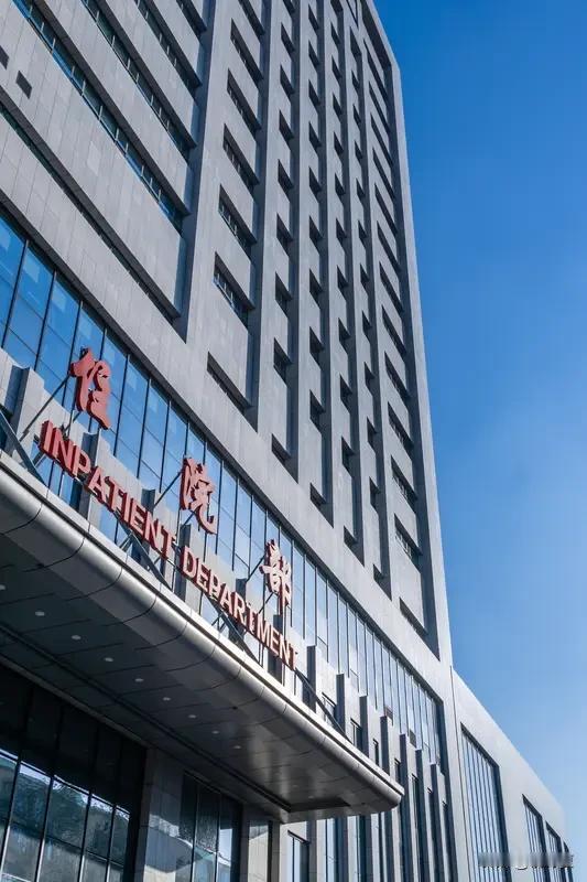 医院不该以盈利为核心，其本质是公益民生机构，核心职责是救死扶伤、保障公众健康。过