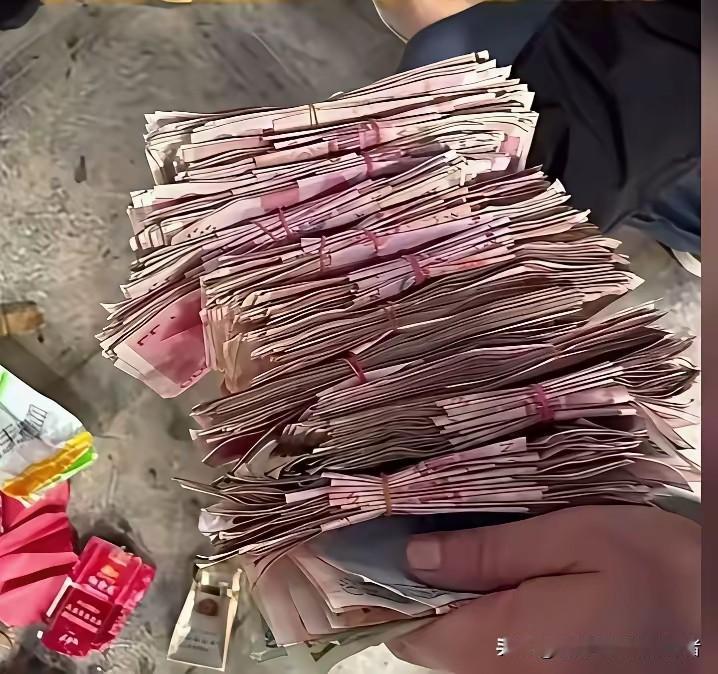 有位在社保局做过编外工作的朋友，聊起社保说了几句实在话。
不管你是单位里拿固定工