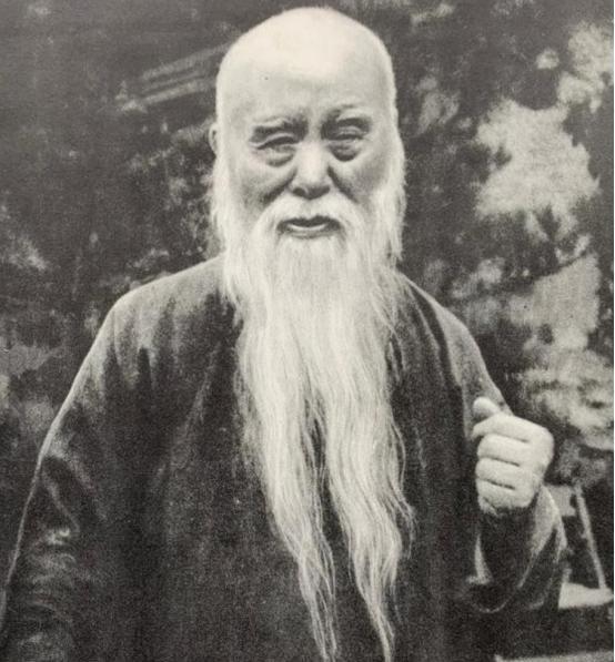1924年，于右任为蒋介石写了一副对联，经杜聿明之手赠送给蒋介石，蒋介石收到对联