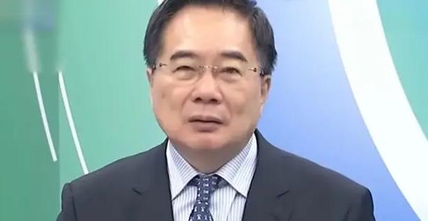 台湾名嘴蔡正元曾放话，说大陆看着满身肌肉，却像得了“无力症”，在不少人眼里，如今