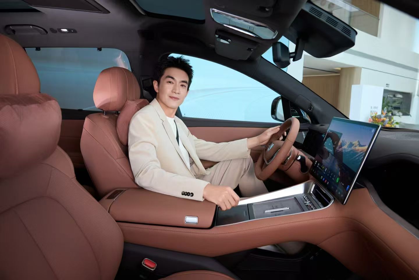 林更新的缘分续上了 腾势 N8L 官宣林更新，逻辑很清晰 —— 老车主转正。从技