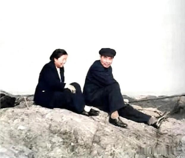 1951年，周总理在大连海滨钓鱼，夫人邓颖超陪伴身边。
