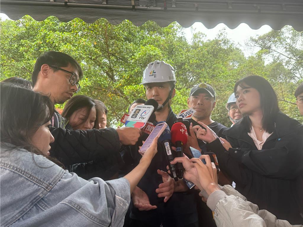 蒋万安今日（13日）亲赴士林区溪山里等地，关切高地供水工程办理状况。