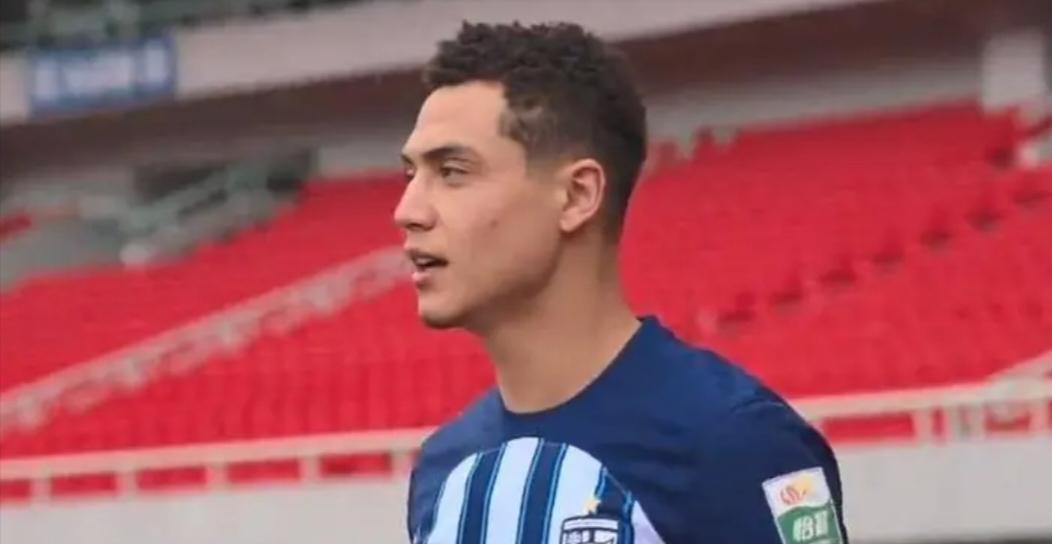 第一个是吾米提江，22岁，身高1.82米，司职后卫，目前效力上海海港俱乐部。该球