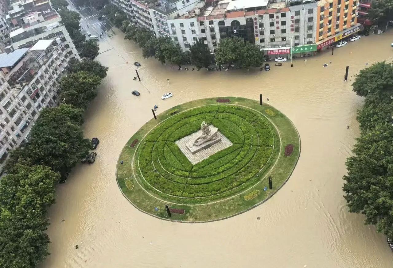 石狮市的市标石狮子被洪水给团团围住了。台风的影响不小！