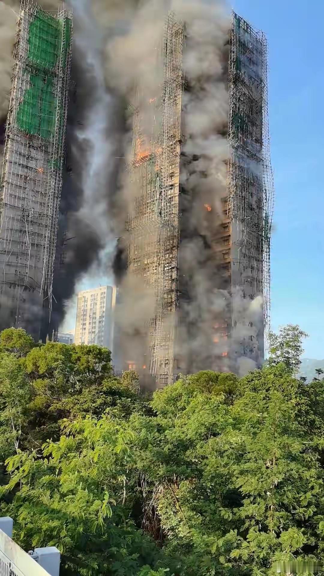 香港大火已致12死16伤 香港大埔宏福苑突发特大火灾，火势在强风与“烟囱效应”助