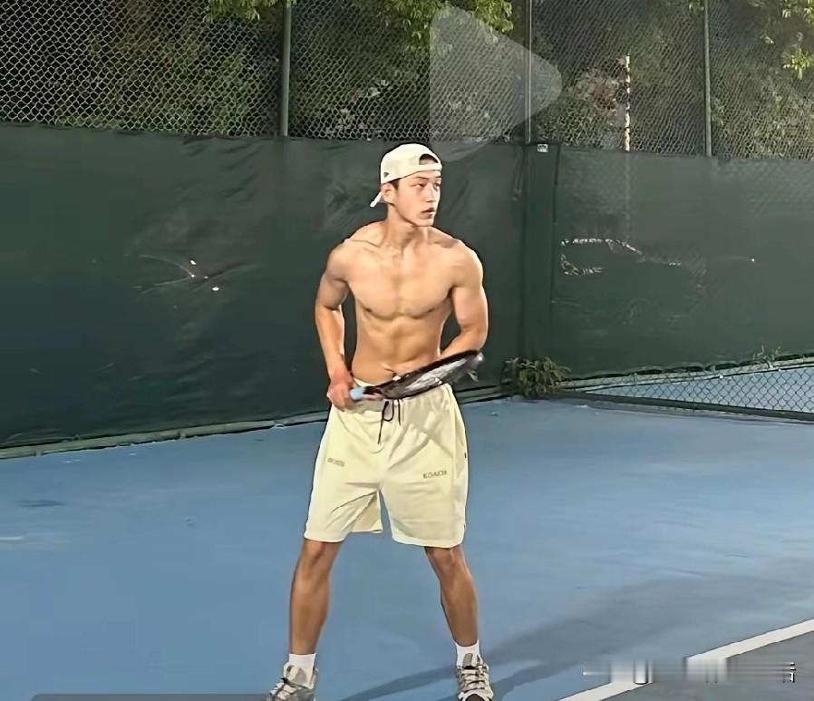 莫非真的上当了吗？
就算上当能损失什么呢？
李嘉格官宣了小男友，沉浸在甜蜜的幸福