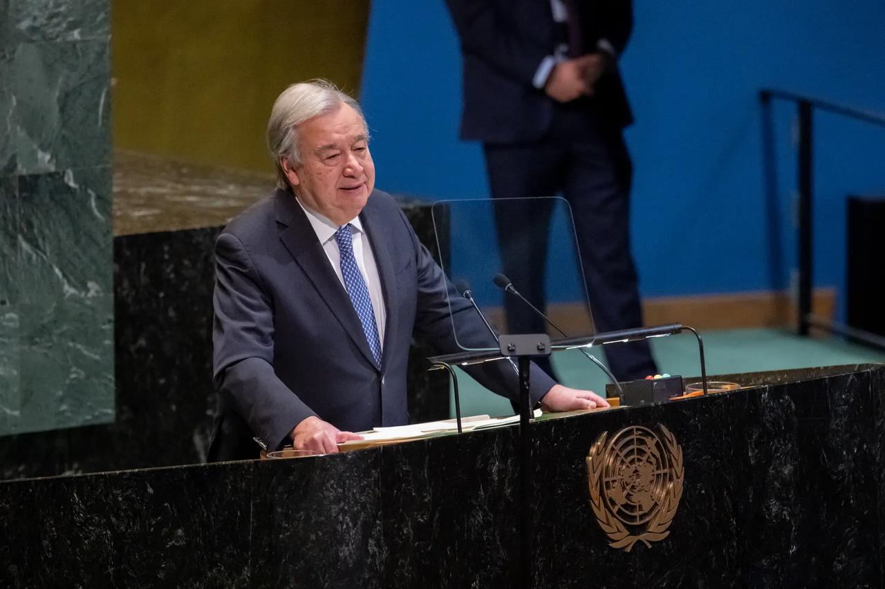 联合国秘书长古特雷斯干了十年，临走前终于不装了，他用三句话撕开了美国和俄罗斯的遮