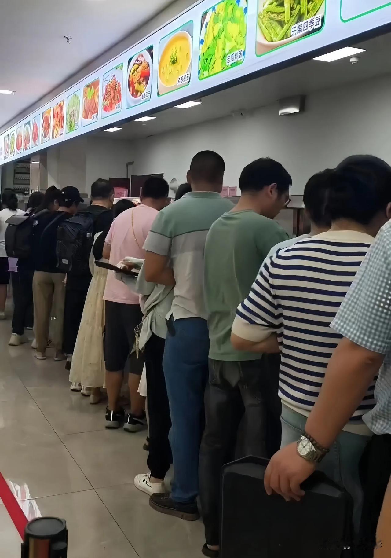 荣昌政府食堂的饭菜价格，让人难以置信∶

猪油青菜、冬瓜、莴笋等等素菜及汤类，一